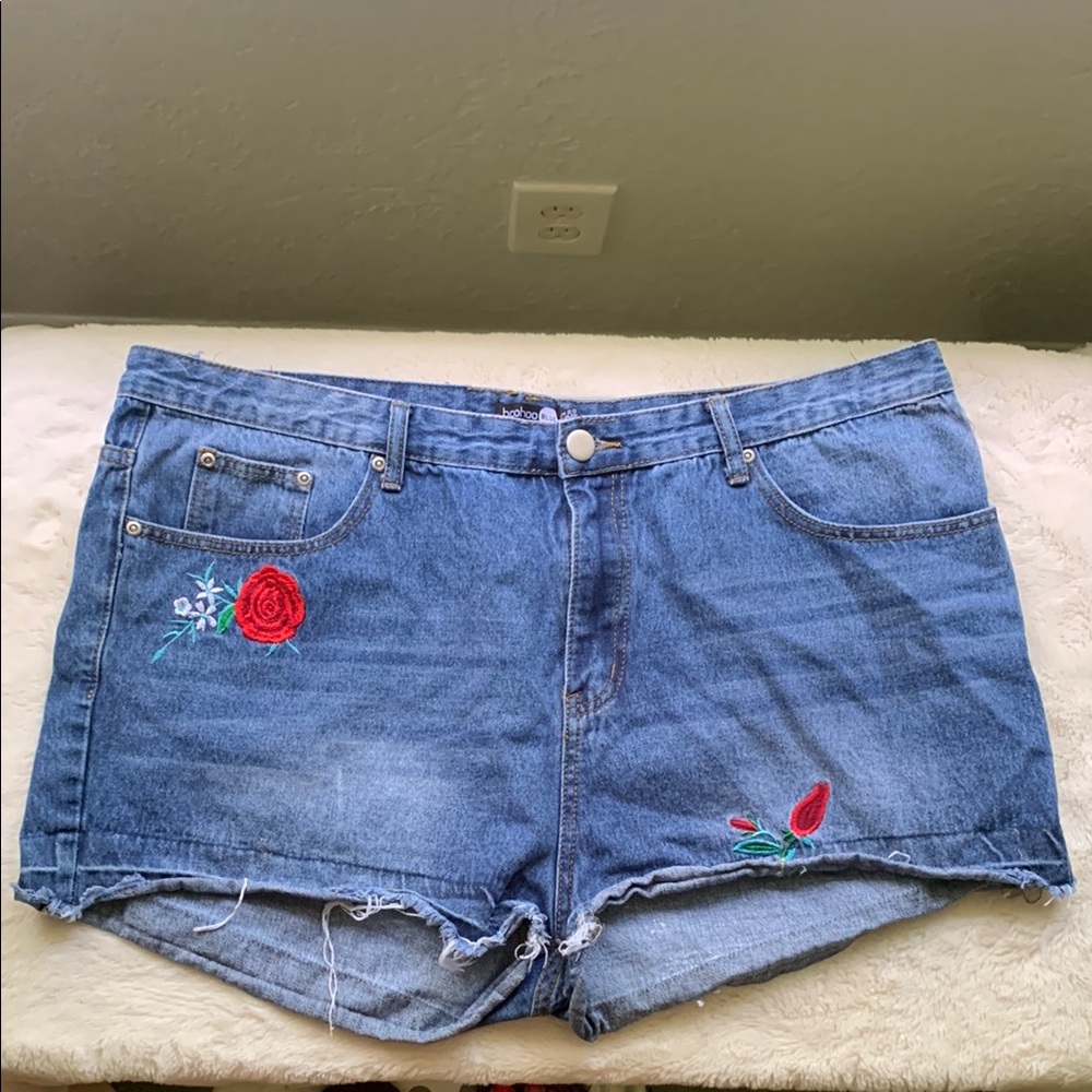 Boohoo Blue Jean Shorts with Distressed Hem and Red Accents